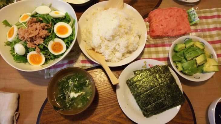 今日の夕飯！ネギトロとアボカドの簡単手巻き・小松菜のスープ・水菜サラダ