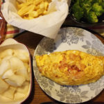 今日の夕飯～オムライス・フライドポテト・自家製漬物・ブロッコリー