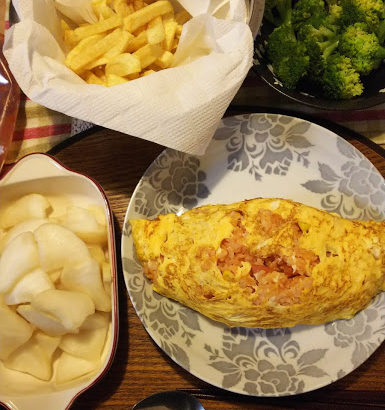 今日の夕飯～オムライス・フライドポテト・自家製漬物・ブロッコリー