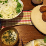 今日の夕飯～メンチカツ・オニオンサラダ・ほうれん草の味噌汁
