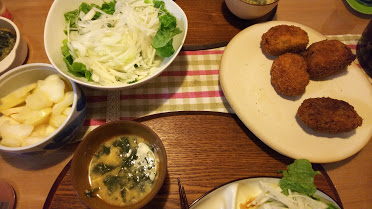 今日の夕飯～メンチカツ・オニオンサラダ・ほうれん草の味噌汁