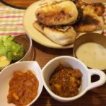 今日の夕飯～バターチキンカレー・キーマカレー・ナン・和風ミルクスープ・アボカド