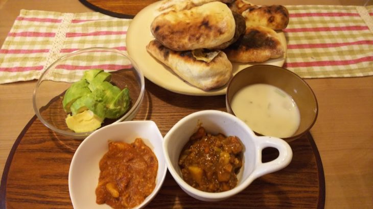 今日の夕飯～バターチキンカレー・キーマカレー・ナン・和風ミルクスープ・アボカド