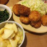 今日の夕飯～コロッケ・ほうれん草の胡麻和え・漬物・スープ