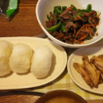今日の夕飯～新米の塩むすび・チンジャオロース・手羽元の照り焼き・みそ汁