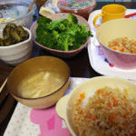 今日の夕飯～鶏そぼろの野菜丼、マカロニサラダ、みそ汁、ブロッコリー、胡瓜佃煮